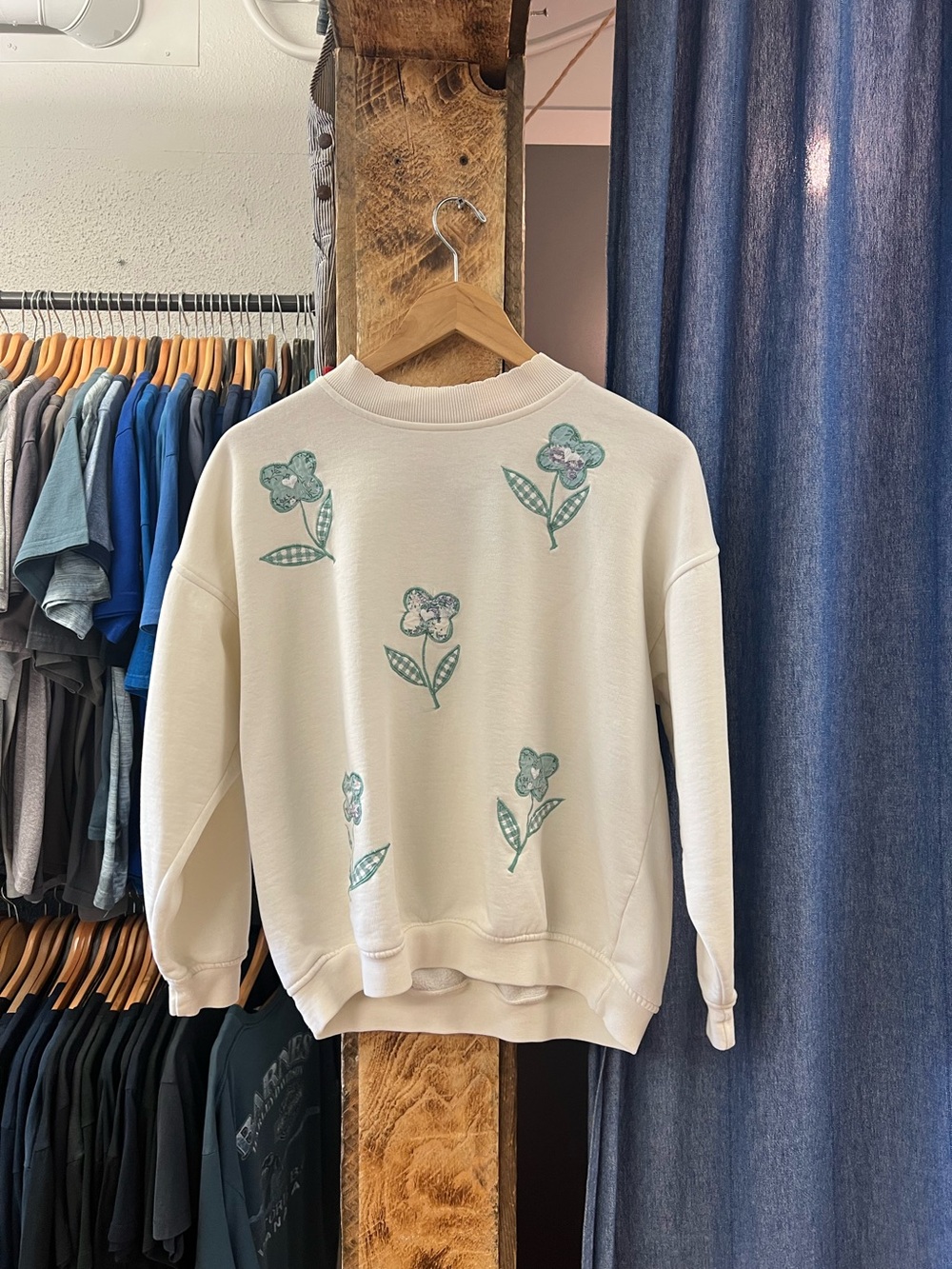 Vintage Women’s Floral Appliqué White Sweatshirt